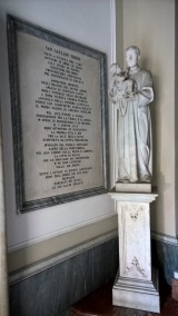 statua di San Gaetano Thiene all'ingresso